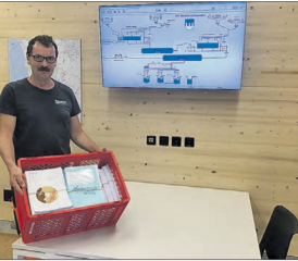 Öffentliche Auflage des Seewasserwerks Meristerschwanden bis am 14. Oktober: Brunnenmeister Stefan Vatter, der die Anlage nach der Fertigstellung betreuen wird, mit den Projektunterlagen, welche sich auch bereits beim Kanton zur Prüfung befinden. (Bild: zVg.)