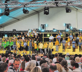Die jungen Schauspielerinnen und Schauspieler zeigten ihre vielfältigen Talente, vom Singen, Schauspielern und Tanzen bis hin zu Kunststücken, wie etwa ein Radschlag. (Bilder: jaf.)
