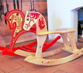 Schaukelpferde aus Holz wären für den Bring- und Holtag geeignet gewesen. (Bild: pixabay)