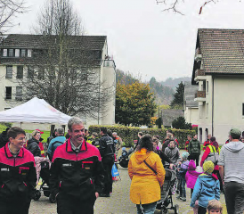 Die Familien und Kinder erkundeten mit grossem Interesse die verschiedenen Posten. Die Feuerwehr freute sich über die vielen Fragen und zeigte den Besuchern die verschiedenen Utensilien und Werkzeuge. (Bilder: jaf.)