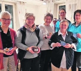 Für fleissigen Probebesuch erhielten diese Spielerinnen vom Handharmonika-Club Staffelbach ein kleines Präsent. (Bild: zVg.)