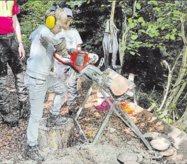 Wer mochte, durfte selber Hand anlegen und die ersten Erfahrungen in der Holzbearbeitung sammeln. (Bild: rms.)