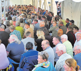 Volles Haus bzw. Zelt: Die Böjuer Gemeindeversammlung auf dem Festgelände Plattenstrasse/Häsigasse verzeichnete mit 246 Anwesenden einen Rekordaufmarsch. (Bild: msu.)