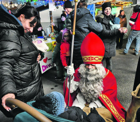 Der Samichlaus durfte nicht fehlen am stimmungsvollen Weihnachtsmarkt, organisiert durch Gewerbe Kulm und die Gemeinde Unterkulm. (Bild: TK.)