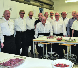 Sie verderben selten den Brei: Die zwölf Kochkursteilnehmer mit ihrer Leiterin, Ursula Beck, bei den Abschlussarbeiten in der Küche. (Bilder: st.)