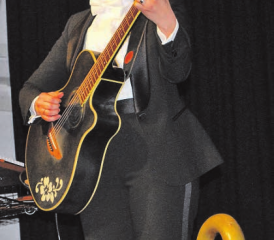 So richtig festlich: Fröleins Erscheinen im ersten Teil, mit Frack, weissem Hemd und Hosenträgern. (Bilder: hh.)