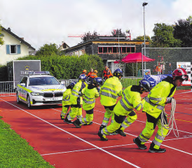 Alle müssen an einem Strang ziehen, sonst bewegt sich das Polizeiauto nicht fort.