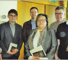 Ehre, wem Ehre gebührt: Frau Vizeammann Gertrud Jost (li.) ehrte jene Menschen aus dem Dorf, die Aussergewönliches geleistet haben: Robin von Reding, Urs Lüthy, Lieselotte, Bruno und Daniel Berchtold (v.l.), es fehlt Steffi Berchtold. (Bild: st.)