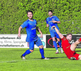 Jakob Johannsmeier fliegt am Ball vorbei. Bereits zuvor verpasste der Schöftler Stürmer den Siegtreffer, in dem er einen Penalty an den Pfosten setzte. (Bild: Otto Lüscher)