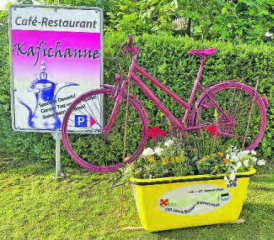 Geschmückte Baumulden mit einem Velo: Erste «Eyecatcher» zum Jubiläumsfest «150 Jahre Böhler-Passstrasse». (Bilder: wr.)