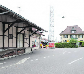 Baubeginn wohl im kommenden Jahr: Das Bahnhofsgebäude (links) und die Liegenschaft im Hintergrund, in der sich früher der Polizeiposten befand, werden abgerissen. (Bild: rc.)