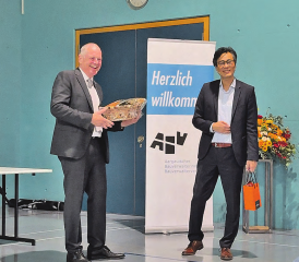 Zu Besuch: Jilko Müller, Präsident der Aargauischen Bauverwalterinnen und Bauverwalter, begrüsste Regierungsrat Stephan Attiger an der Generalversammlung. (Bild: zVg.)