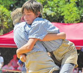 Doppelzweig verpasst: Trotz dieses Plattwurfes mittels Kreuzgriff fehlte dem Unterkulmer Marco Leutwyler (rechts) in Dornach ein Viertelpunkt für Eichenlaub. (Bild: wr)
