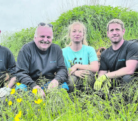 Die Geschäftsleitung von Eichenberger Gewinde AG krempelt die Ärmel für den Klimaschutz hoch. (Bilder: zVg.)