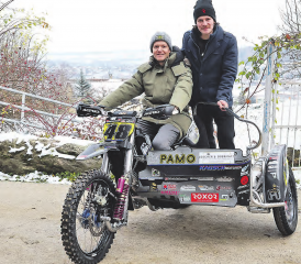 Noch einmal posieren für die Fans und Sponsoren: Bolliger/Leutwyler beenden ihre Sidecar-Karriere. (Bilder: zVg.)