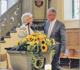 Abschiedsgottesdienst: Pfarrerin Helene Widmer wird in der Kirche Birrwil herzlich verabschiedet. (Bild: zVg.)