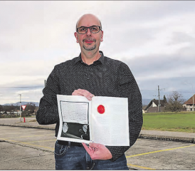 OK-Präsident und Vizeammann Thomas Buchschacher präsentiert eine Kopie der Urkunde, in der Schöftland vor 800 Jahren erstmals erwähnt wurde – Ein Grossteil der Festivitäten rund um das 800-Jahr-Jubiläum von Schöftland findet im Zelt von «Das Zelt» statt. (Bilder: ran/zVg.)