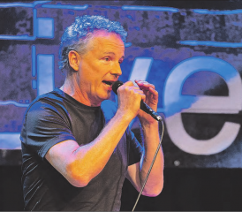 Ueli Schmezer im Forum Seon: Mit seiner Band gab er die Mani-Matter-Lieder nicht nur zum Besten, sondern verlieh ihnen einen modernen Touch. (Bild: Josef Stocker)