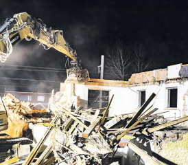 Kreiselbaustelle in Teufenthal: In einer Nachtaktion leisten Bagger und Greifer präzise Abbrucharbeit. (Bilder: Roland Jaus)