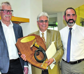 Generationenwechsel im wahrsten Sinne des Wortes: Hannes Rösch (li.) verabschiedet Leonardo Stanca und heisst seinen Sohn Lucio herzlich willkommen. (Bilder: st.)