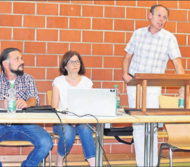 Was soll aus der Schulliegenschaft werden? Die Wiliberger Gemeinderäte schauen am Informationsabend gespannt auf Gemeindeammann Patric Jakob (stehend). (Bild aw.)