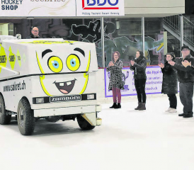 Auf seiner letzten Fahrt auf der Reinacher «Zamboni». Spalier gestanden sind Vertreterinnen und Vertreter der Genossenschaft und einige Gäste, die zum Abschied vorbeigekommen sind. (Bilder: rc.)