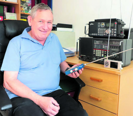 Hans Nöthiger mit seinen verschiedenen Weltempfängern, die er sich über die Jahre angeschafft hat. Der kleine blaue TEF 6686 ist technisch das modernste Gerät von allen.