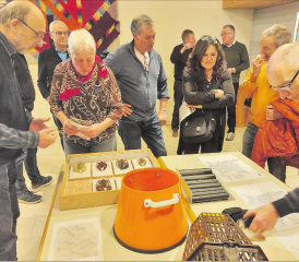 Informations- und Anschauungsmaterialien machten den Vortrag besonders anschaulich: Nach dem Vortrag standen die Fachpersonen für Fragen bereit, und die Zuhörer konnten die Bedeutung der Flusskrebse für das Ökosystem unmittelbar nachvollziehen. (Bilder: zVg.)