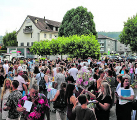 Bei einem Apéro fand die Abschlussfeier in lockerer Atmosphäre ihren Ausklang. (Bilder: jaf.)