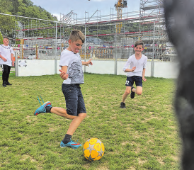 Leotrim, Matteo, Elja (v.l.): Ohne Schiedsrichter lernten die Kinder Eigenverantwortung für das Spiel und für die Instandhaltung der Anlage zu übernehmen. (Bild: zVg.)
