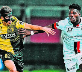 Isaac Pappoe ist eine der auffälligsten Figuren beim FC Aarau. Auch den Gegenspieler aus Nyon, Diogo Carraco, hält der 19-Jährige auf Distanz. (Bild: Sarah Rölli)