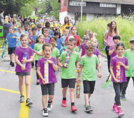 Grosses Highlight der dreitägigen Feierlichkeiten war der kunterbunte Jugendfestumzug. (Bilder: hg.)