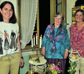 Die drei Akteurinnen in märchenhafter Umgebung: Nicole Weyeneth, Verena Lüscher und Evelin Amsler (v.l.). Ihre gute Laune dürfte von der Freude über den Besucheraufmarsch herrühren. (Bilder: st.)