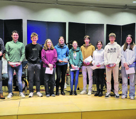 Erfolgreiche Gränicher Sportlerinnen und Sportler zwischen den Gemeinderäten Andreas Fetscher und André Mumenthaler.