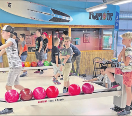 Mit grosser Begeisterung bei der Sache: Die Ferienspass-Kinder beim Besuch im Bowling-Center in Sursee. (Bilder: Silvia Junker)