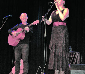 Das Sängerpaar verzauberte das Publikum in Seon schon zum dritten Mal mit seinen melodiösen Geschichten. (Bild: hh)