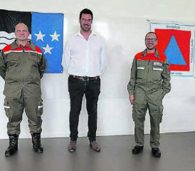 Fototermin nach der Beförderung: Im Beisein von Grossrat Christoph Riner (Mitte) entstand das Bild mit Major Markus Berger (l.) und Hauptmann Kokor Ibayalin. (Bild: zVg.)