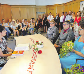 Trauung auf dem Regionalen Zivilstandsamt Menziken: Das Hochzeitspaar Irene Steiner und Thomas Braunagel, flankiert von den Trauzeugen Sonja Rüfenacht und Jürgen Braunagel, werden von der Zivilstandsbeamtin Tatjana Wirz willkommen geheissen.