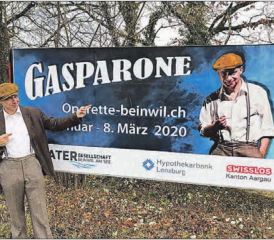 «Gasparone» vor seinem Plakat am Dorfeingang in Lenzburg. (Bild: pd.)