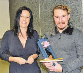 Für zahlreiche Verdienste geehrt: Kevin Brunner konzentriert sich zukünftig ausschliesslich auf die Naturschutzkommission, links Frau Gemeindeammann Marliese Loosli. (Bilder: Alfred Weigel)