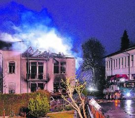 Brand in Pfeffikon: Das Feuer hat markante Spuren am Mehrfamilienhaus im Ortszentrum hinterlassen. (Bilder: mars.)