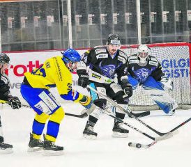 SCR im Dauerstress: Daniel Lüscher, Arnold Koncsag und Torhüter Joel-Pascal Christen (v.l.) bekundeten Mühe in der Abwehr. (Bild: Roland Jaus)