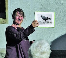 In Vertretung aller Vögel dieser Erde: Monika Widmer versetzte sich vor dem dohlenumschwärmten Kirchturm in das Leben dieser einzigartigen Tiere. (Bilder: st.)