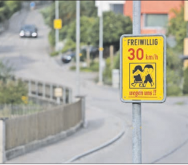 Pflicht statt Freiwillig: An der Schwabistalstrasse werden Autofahrer heute schon aufgefordert, langsamer zu fahren. (Bild: Remo Conoci)