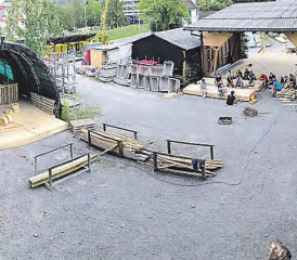 Bald ist das Herzog Bauareal in ein buntes Festivalgelände verwandelt: Seit mehr als einer Woche wird mit vereinter Manneskraft angepackt – eine Pause darf natürlich auch sein. (Bild: zVg.)