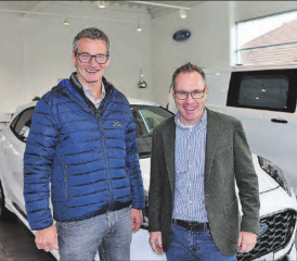 Markus Geissmann, Garage Geissmann (links) und Roger Faes, Wyna Garage – die beiden Geschäftsführer freuen sich über die Zusammenarbeit. (Bild: zVg.)