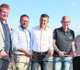 Feierlich wurde ein Band durchschnitten: (v.l.): Lukas Fritschi (Head of Operations), Emmanuel Gimenez (Cluster Manager), Heinrich Toldo (CEO), Erich Bruderer, Gemeindeammann Menziken und Tamara Weishaupt, Projektleiterin.