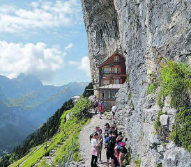 Berggasthaus Aescher: Eine prominente Zwischenstation auf der Vereinsreise der Männerriege Rickenbach. (Bild: zVg.)