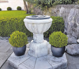 Widmung: 1958 hat Pfarrer Ineichen den Taufstein, in welchem Mutter Cherubine getauft wurde, im Pfarrgarten in Rickenbach aufstellen lassen. (Bild: jap.)