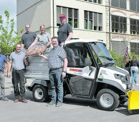 Bei schönstem Wetter konnte Jeannine Fritschi, Geschäftsführerin der Lüscher Landtechnik AG, den symbolischen Schlüssel an die Verantwortlichen der Schule Schöftland übergeben. (Bild: Martin Zürcher)